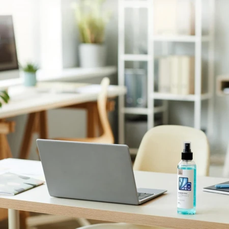 3-plyn-do-czyszczenia-ekranow-tech-protect-przy-laptopie-na-biurku.webp