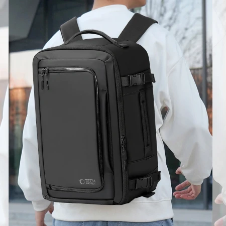9-tech-protect-defender-s50-plecak-na-plecach-lifestyle.webp