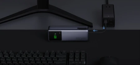 10-xiaomi-pb1165mi-165w-powerbank-usb-c-przy-biurku.png