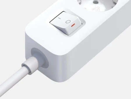 10- xiaomi-20w-power-strip-2c1a-przycisk-on-off.JPG