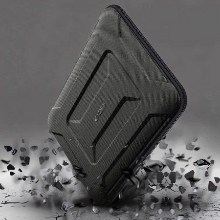 Etui Ranger-X Tactical na ciemnym tle w ujeciu reklamowym, uniesione nad rozpryskiem ciemnych odlamkow