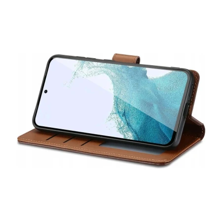 Tryb podstawki etui Tech-Protect Wallet — klapka złożona w stojak (kadr serii, wariant brązowy)
