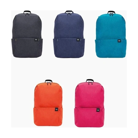 Kadr serii Mi Casual Daypack: pięć kolorów, w tym różowy — ten sam model