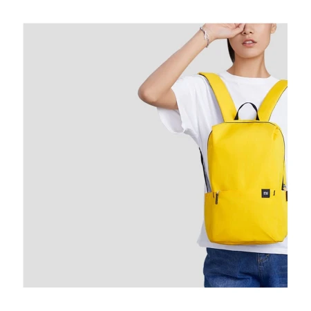 Kadr serii Mi Casual Daypack (wariant żółty) na plecach — skala 10-litrowego plecaka
