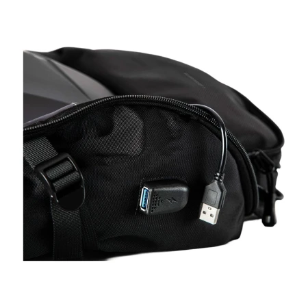 Wyjście USB w plecaku Silver Monkey X Gaming Backpack — gniazdo do podłączenia własnego powerbanku