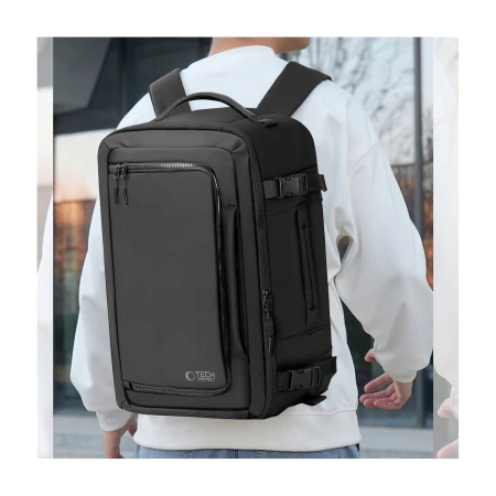 Plecak Tech-Protect Defender S50 na plecach na ulicy