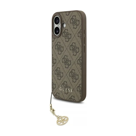 Etui Guess 4G Charms do iPhone 17 pod kątem — wzór 4G, krawędź z przyciskami i złota zawieszka na łańcuszku