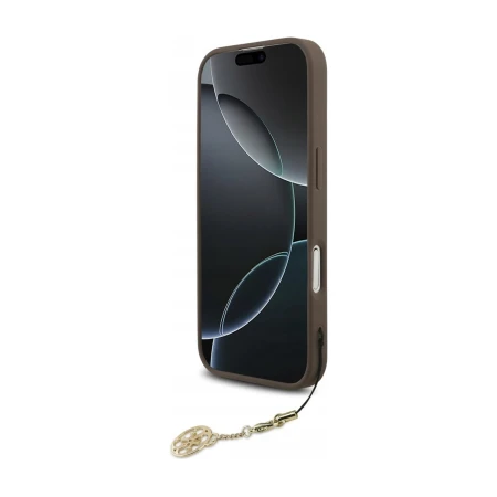 Etui Guess 4G Charms na iPhone 17 od frontu — brązowa ramka wokół ekranu i zawieszka 4G przy dolnym rogu