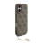 Etui Guess 4G Charms do iPhone 17 od strony przycisku bocznego — zawieszka zaczepiona przy dolnej krawędzi