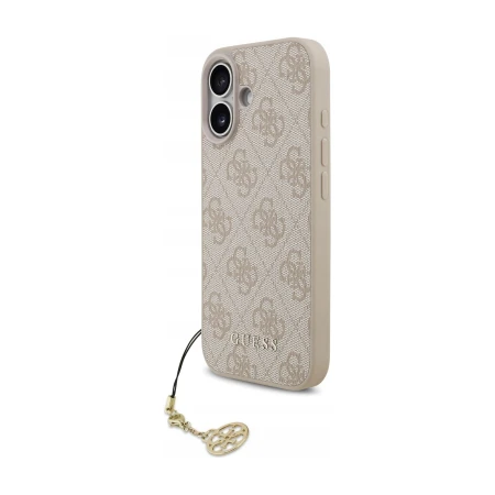 Etui Guess 4G Charms do iPhone 17 pod kątem — jasnoróżowy wzór 4G, krawędź z przyciskami i złota zawieszka