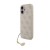 Etui Guess 4G Charms do iPhone 17 pod kątem — jasnoróżowy wzór 4G, krawędź z przyciskami i złota zawieszka