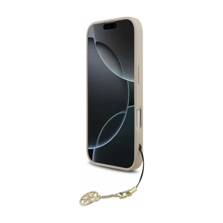 Etui Guess 4G Charms na iPhone 17 od frontu — różowa ramka wokół ekranu i zawieszka 4G przy dolnym rogu