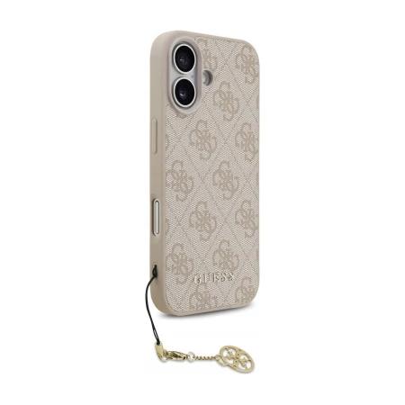 Etui Guess 4G Charms do iPhone 17 od strony przycisku bocznego — zawieszka zaczepiona przy dolnej krawędzi