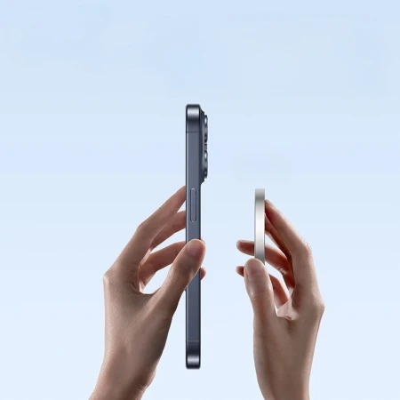 Baseus Simple Mini4 Air obok telefonu — rozmiar krążka w dłoniach
