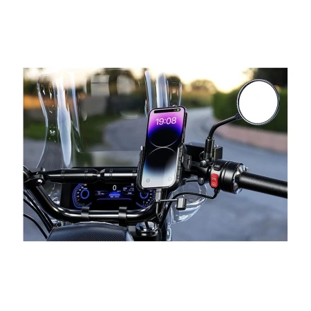 R9-Clip-PD na kierownicy motocykla obok lusterka — telefon w imadle podłączony do ładowania