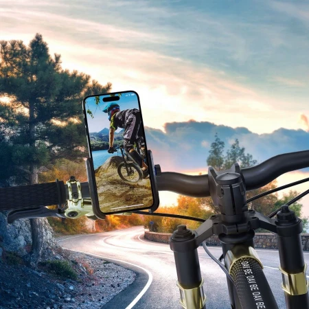 3mk Steel Bike Holder z telefonem na kierownicy roweru w terenie
