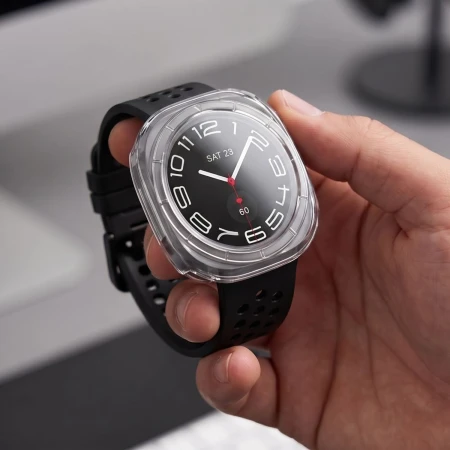 Galaxy Watch Ultra 2 w etui Tech-Protect Defense trzymany w dłoni