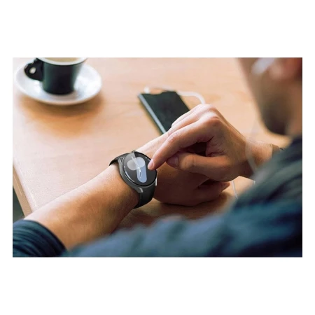Samsung Galaxy Watch 7 44 mm z etui Tech-Protect Defense360 na nadgarstku — zegarek w użyciu