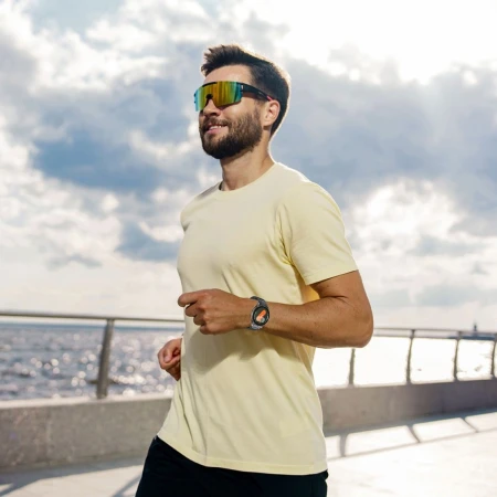 Galaxy Watch z bransoletą Stainless na nadgarstku biegacza