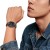 Galaxy Watch 8 z paskiem Silicone czarnym na nadgarstku mężczyzny
