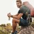 Galaxy Watch z czarnym paskiem Silicone Line na nadgarstku turysty z plecakiem
