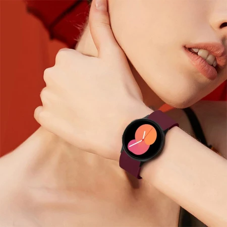 Galaxy Watch z bordowym paskiem Iconband na nadgarstku kobiety
