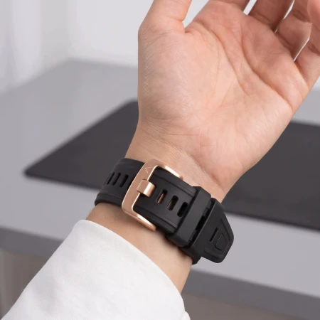 Czarny pasek Silicone na nadgarstku od strony zapięcia – zegarek niewidoczny, rękaw białej bluzy