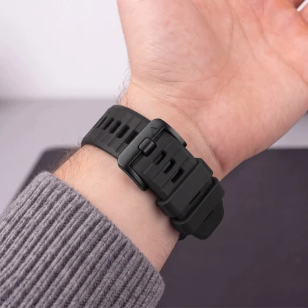 Czarny pasek Silicone na nadgarstku z bliska – zapięcie i dziurki