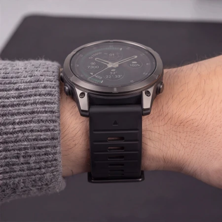 Garmin Fenix z czarnym paskiem Silicone na nadgarstku mężczyzny w swetrze
