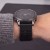 Garmin Fenix z czarnym paskiem Silicone na nadgarstku mężczyzny w swetrze