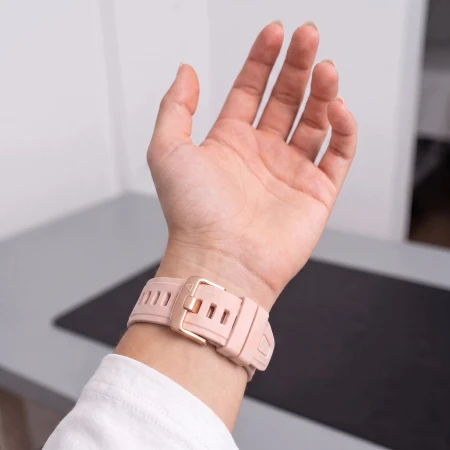 Różowy pasek Silicone na uniesionym nadgarstku od strony zapięcia – zegarek niewidoczny