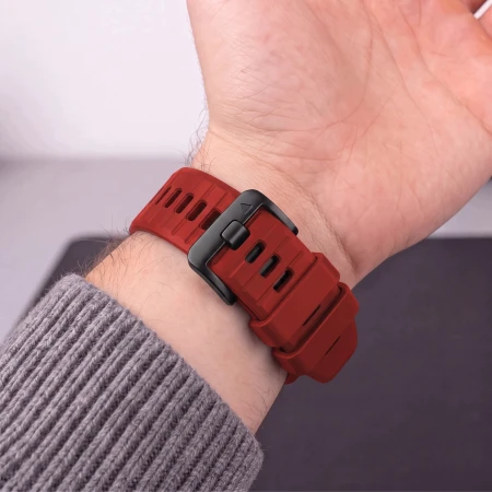 Czerwony pasek Silicone na nadgarstku z bliska – zapięcie i dziurki