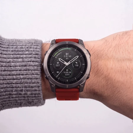 Garmin Fenix z czerwonym paskiem Silicone na nadgarstku mężczyzny w swetrze