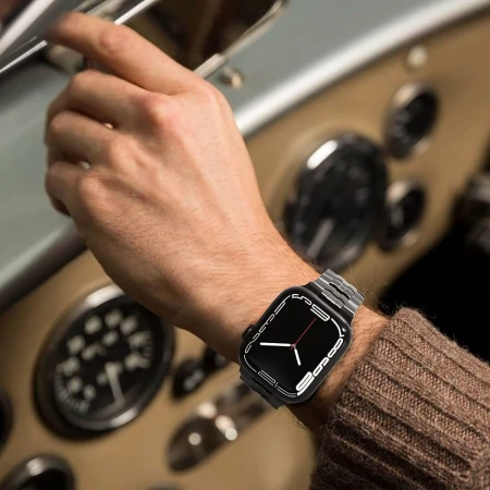 Stalowa bransoleta z Apple Watch na nadgarstku mężczyzny za kierownicą – zdjęcie dystrybutora serii Stainless Line