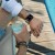 Stalowa bransoleta z Apple Watch na nadgarstku mężczyzny przy basenie – zdjęcie dystrybutora serii Stainless Line