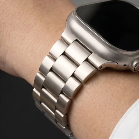 Bransoleta Stainless Starlight na nadgarstku z bliska – ogniwa i koperta Apple Watch Ultra