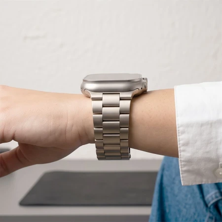 Bransoleta Starlight z Apple Watch Ultra na nadgarstku kobiety – widok z boku, rękaw białej koszuli