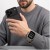 Mężczyzna w szarym swetrze z telefonem w dłoni – Apple Watch Ultra ze srebrną bransoletą Stainless na nadgarstku