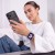 Kobieta z telefonem w dłoni – Apple Watch z fioletowym (Periwinkle) paskiem NylonMag na nadgarstku