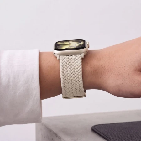 Apple Watch z tytanowym (Natural Titanium) paskiem NylonMag na nadgarstku kobiety w białej koszuli