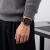 Mężczyzna w szarym swetrze – zielony pasek Nylon Sport z Apple Watch na nadgarstku