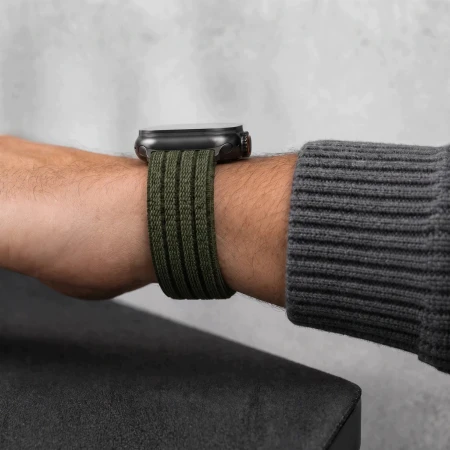 Zielony pasek Nylon Sport z Apple Watch na nadgarstku – widok z boku