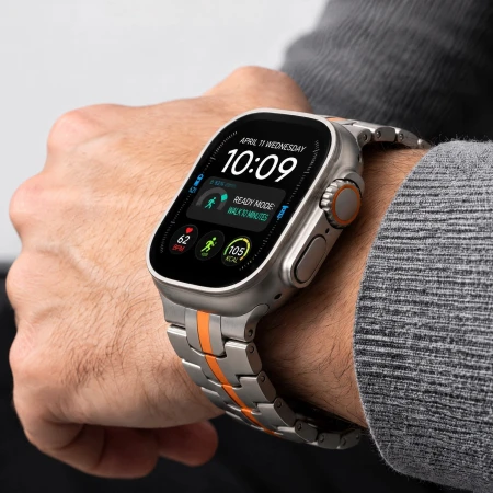 Bransoleta Stainless Titanium/Orange na nadgarstku mężczyzny w szarym swetrze – Apple Watch Ultra
