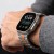 Bransoleta Stainless Titanium/Orange na nadgarstku mężczyzny w szarym swetrze – Apple Watch Ultra