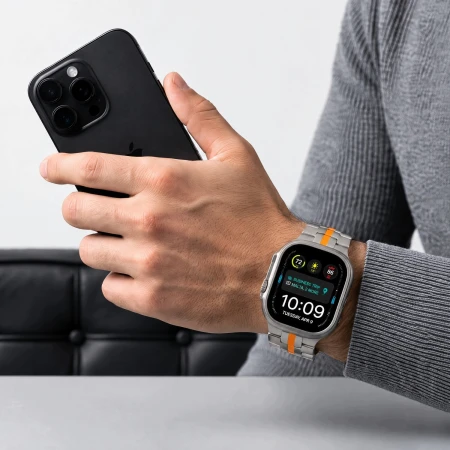 Mężczyzna z telefonem w dłoni – bransoleta Stainless Titanium/Orange na nadgarstku