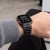 Czarna bransoleta Stainless z Apple Watch na nadgarstku mężczyzny w szarym swetrze