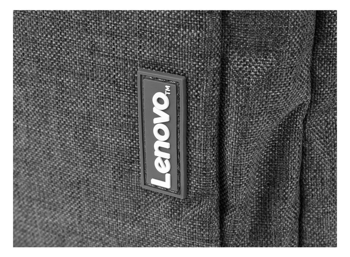 Faktura tkaniny plecaka Lenovo B210 z bliska i naszywka Lenovo