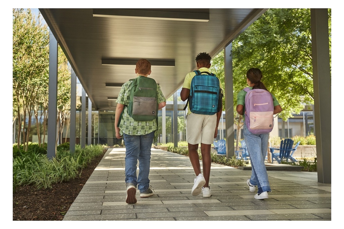 Uczniowie w drodze na zajęcia z plecakami HP Campus — model lawendowy po prawej