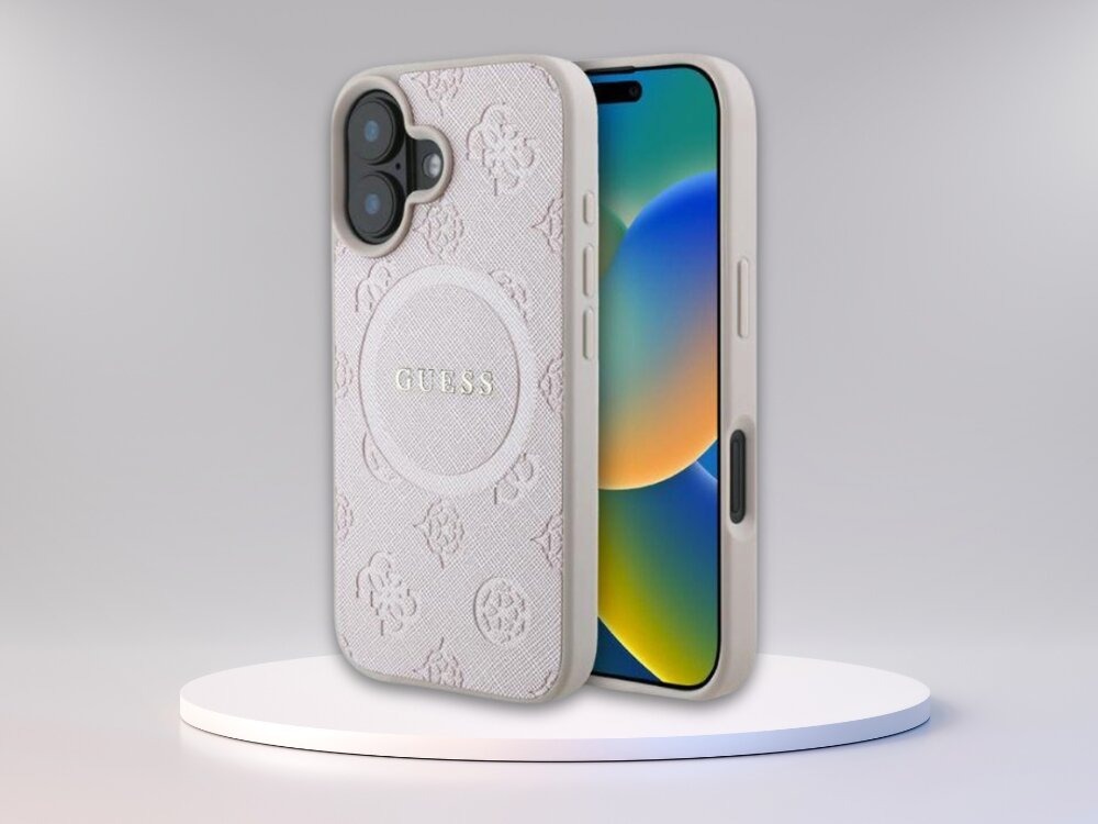 Różowe etui Guess Saffiano Peony na iPhone 16 na białej podstawce — tył z logo GUESS i widok od strony ekranu