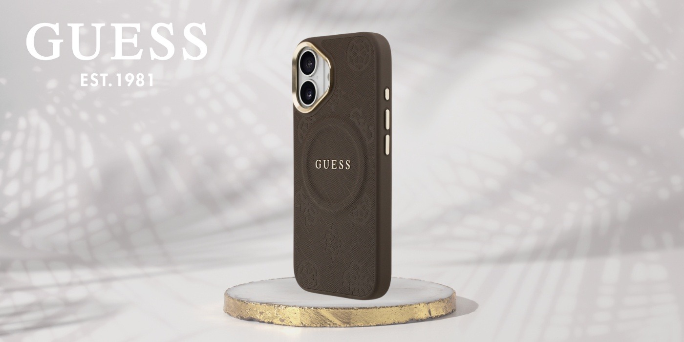 Brązowe etui Guess Peony Hot Stamp na iPhone 17 stojące na złoconej podstawce — zdjęcie producenta